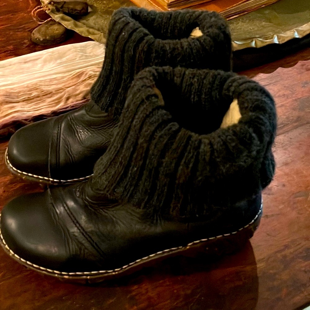El Naturalista Black ladies 4 or girls large 4 Boots with Black sweat cuff